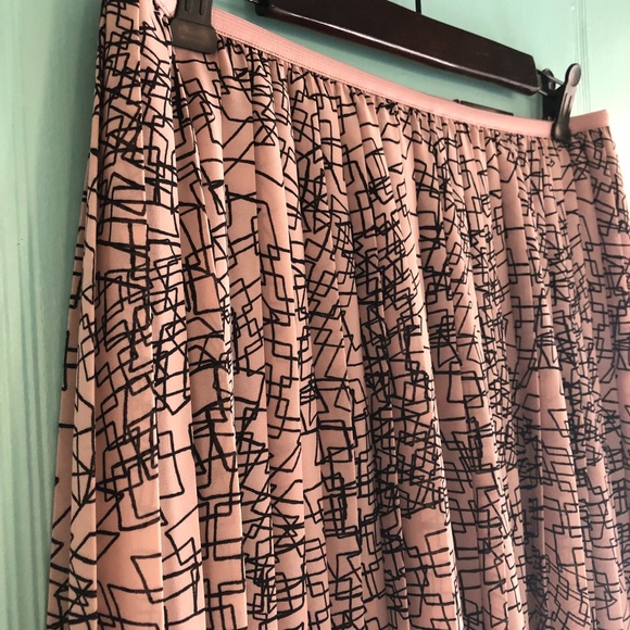 Banana Republic pink pleated midi skirt - Picture 2 of 5